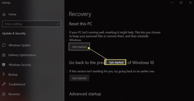 Przycisk Rozpocznij w opcjach odzyskiwania w systemie Windows na laptopie Asus.
