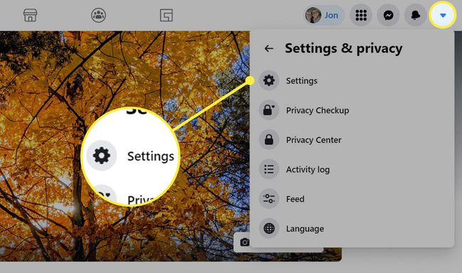 Element menu Ustawienia podświetlony w sekcji Ustawienia i prywatność na stronie Facebooka.
