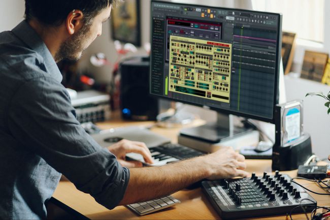 Muž používající VST plug-in s FL Studio.