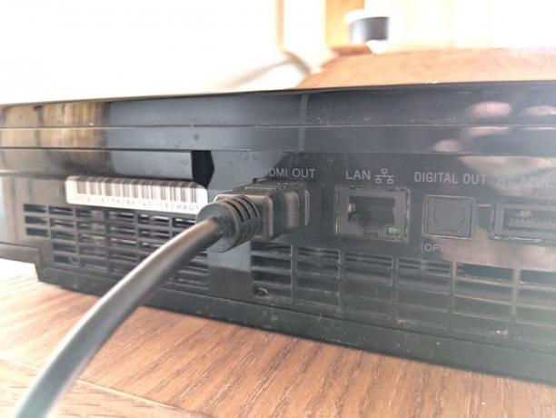 Ein HDMI-Kabel, das an ein Gerät angeschlossen ist.