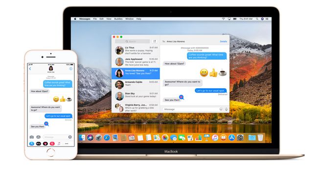 Apple 메시지를 표시하는 iPhone 및 Mac 화면.