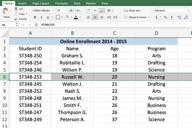 Screenshot von Excel, der zeigt, wie eine ganze Zeile ausgewählt wird