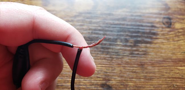 jak opravit konektor sluchátek - stočte dráty dohromady