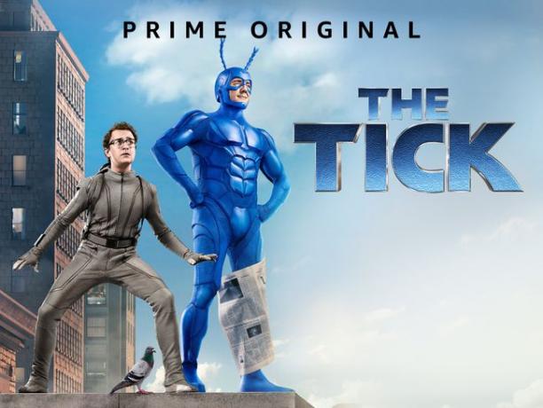 PeterSerafinowiczとGriffinNewmanは、TheTickの建物の上に立っています。