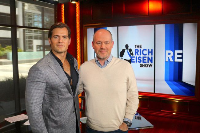 Rich Eisen โพสท่ากับนักแสดง Henry Cavill ในรายการ The Rich Eisen Show