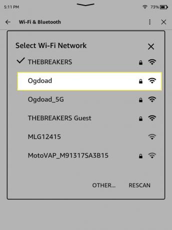 Memilih jaringan Wi-Fi untuk bergabung di Kindle.