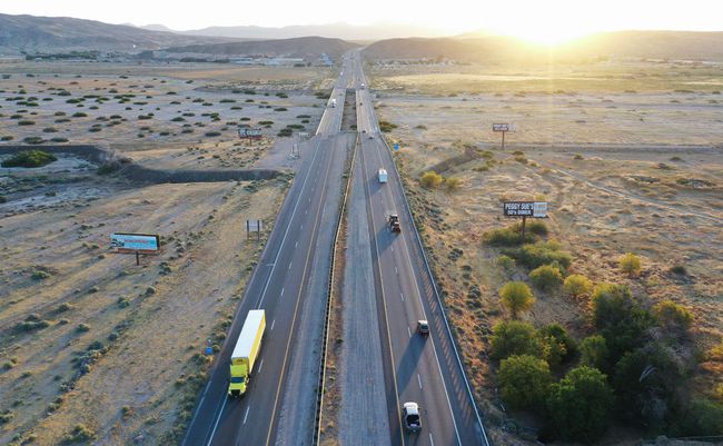 カリフォルニア州バーストーのI-15の日の出で運転している車両の空中写真