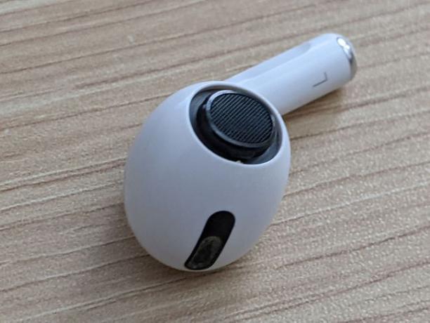 팁이 제거된 AirPod Pro.