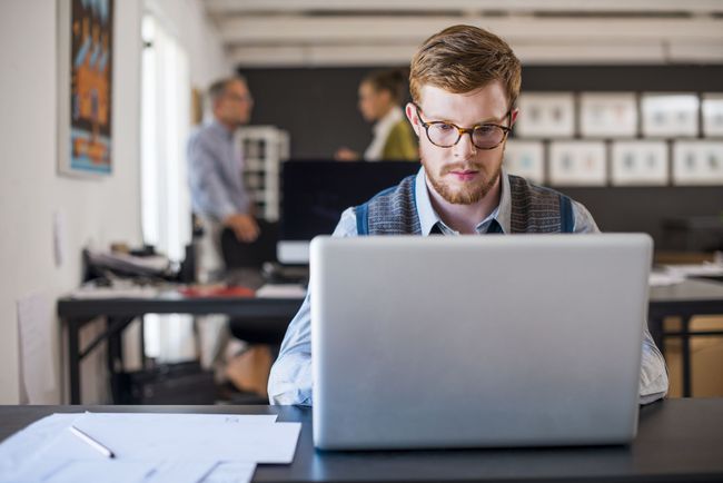 hombre en la computadora portátil en la oficina