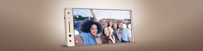 Smartphone Alcatel 5 în modul peisaj cu un selfie de grup pe ecran