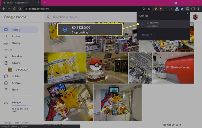 Google Fotos webbplats i webbläsaren Google Chrome med alternativet Stoppa casting som visas.