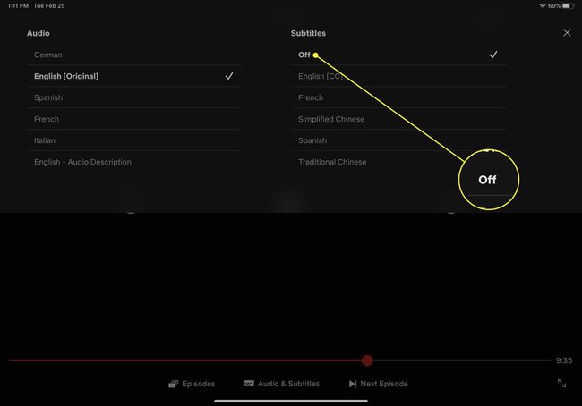 สกรีนช็อตของการตั้งค่าเสียงและคำบรรยายใน Netflix สำหรับ iOS โดยไฮไลต์ตัวเลือกปิด