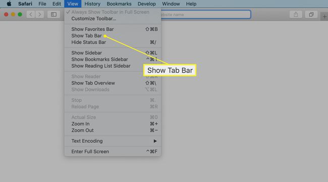 Safari na Macu z opcją Pokaż pasek kart w podświetlonym menu Widok