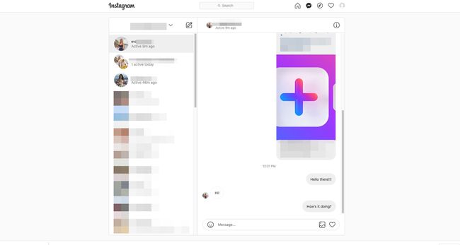 Instagram на рабочем столе с левой и правой панелями сообщений