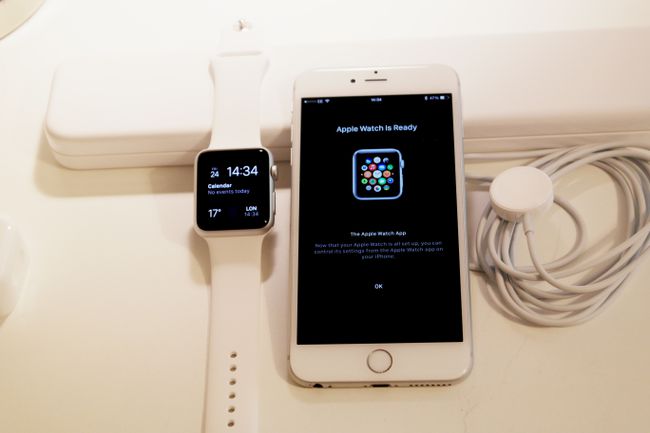 Apple Watch er klar-melding på iPhone ved siden av Apple Watch