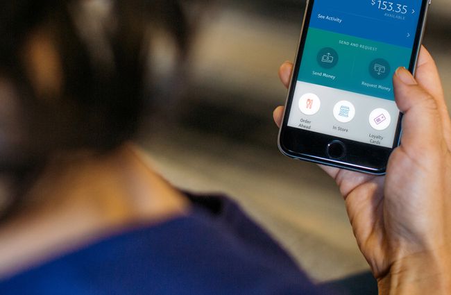 Person, die die Paypal-App auf einem Mobiltelefon verwendet