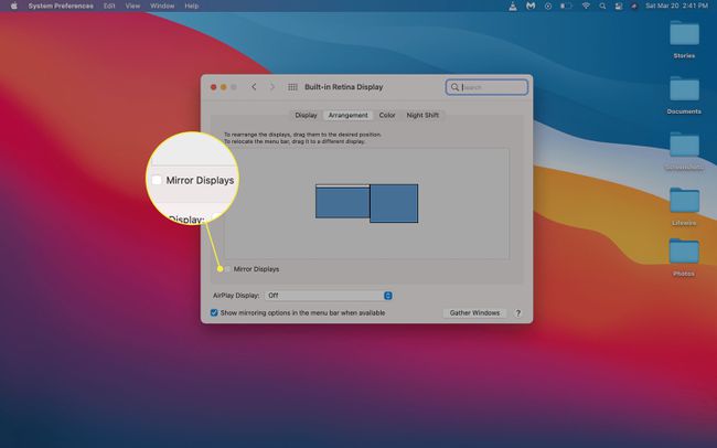 تم تمييز مربع الاختيار Mirror Displays في خيارات ترتيب شاشة macOS.