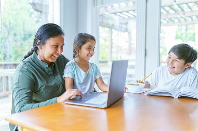 Una familia nativa americana que usa una computadora para hacer la tarea