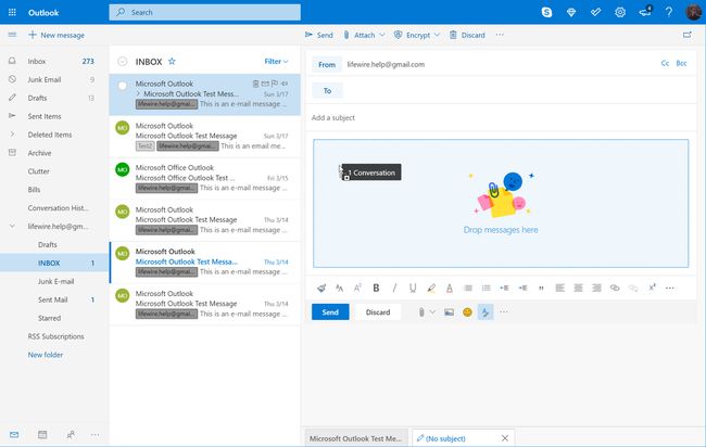 Outlook.com mit E-Mail, die per Drag-and-Drop in eine neue Nachricht gezogen wird