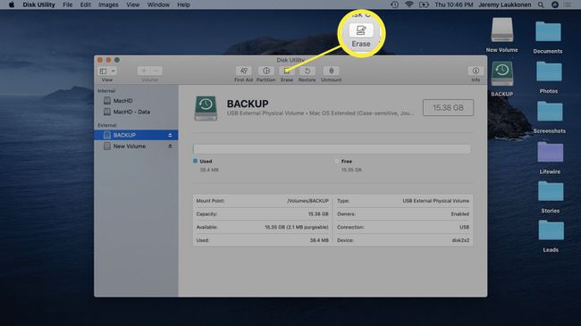 macOSのディスクユーティリティアプリで強調表示されている[消去]ボタン。