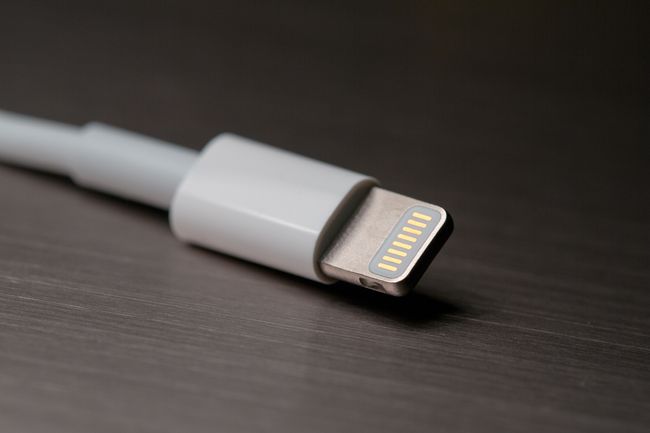 O conector Lightning para produtos móveis da Apple.