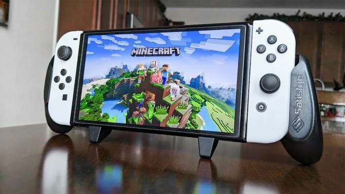 Satisfye ZenGrip Pro на Switch OLED, граючи в Minecraft