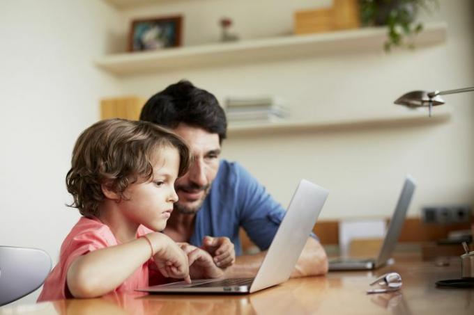 Un padre que monitorea el uso de Internet de su hijo.