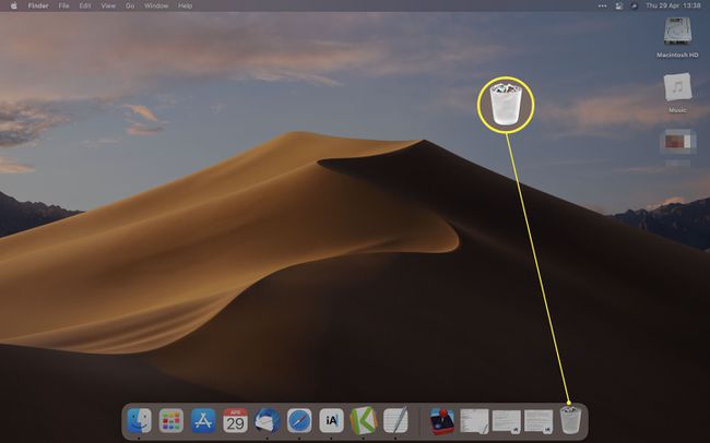 ごみ箱が強調表示されたMacOSデスクトップ