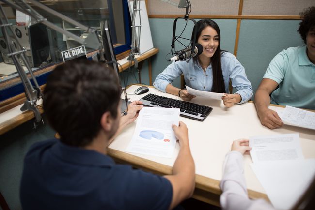 Podcasters σε ένα στούντιο.