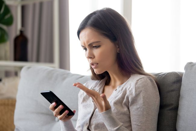 휴대 전화에 문제가 있는 화가 난 젊은 여성