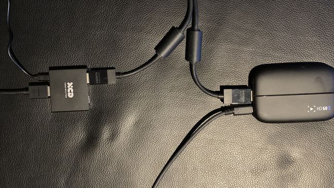 HDMI сплитер, HDMI кабели и Elgato карта за улавяне са свързани.