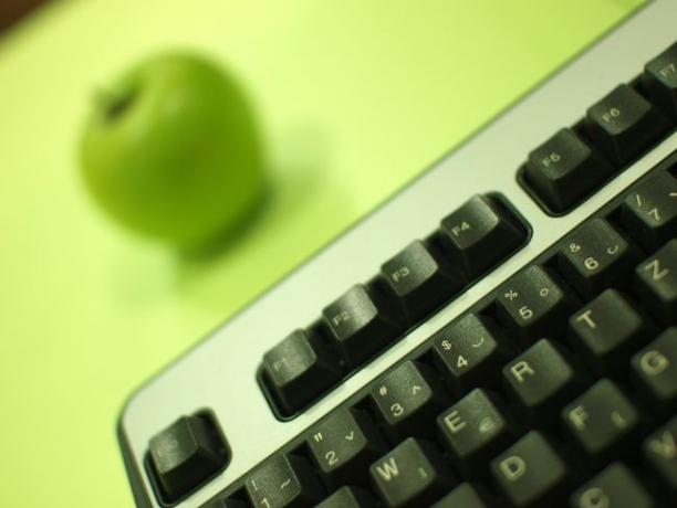 Grüner Apfel und Computertastatur