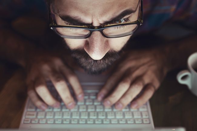Компютърен хакер краде информация с лаптоп