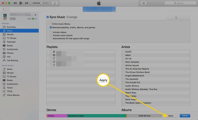 Ustawienia muzyki w iTunes z podświetlonym przyciskiem Zastosuj