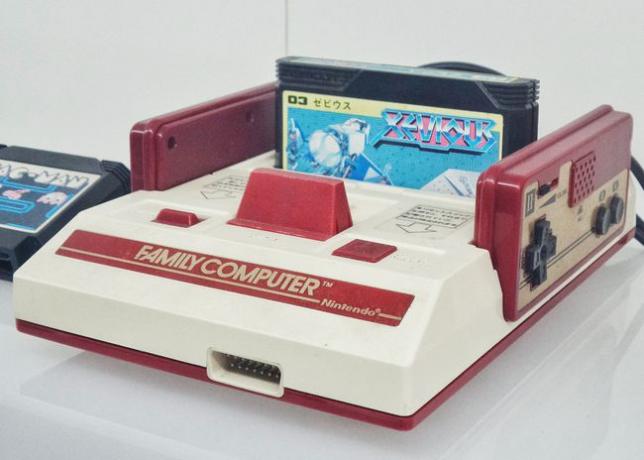 Een retro Nintendo-spelsysteem genaamd 'Familiecomputer'.
