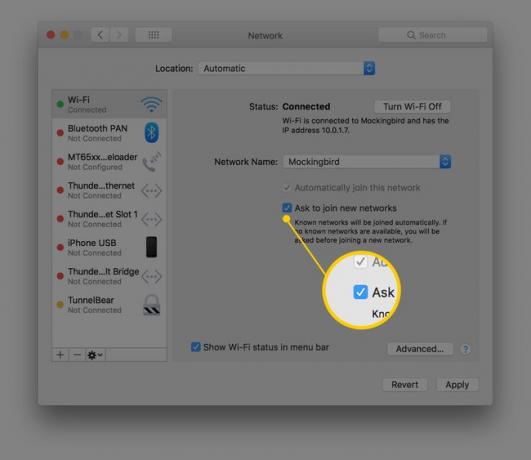 Zrzut ekranu preferencji systemu macOS z zaznaczeniem pola wyboru Poproś o dołączenie do nowych sieci