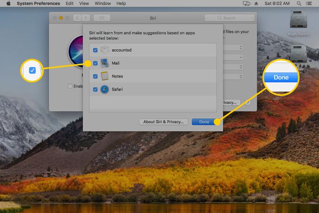 Opções de Siri no macOS com a caixa de seleção e o botão Concluído destacados