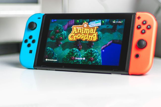 Nintendo Switch seisoo jalustalla ja käynnissä Animal Crossing: New Horizons