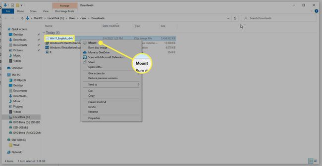 Připojení ISO pro zahájení instalace Windows 11.