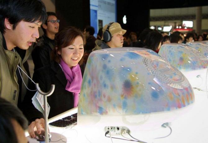 2001 年 2 月 22 日、幕張で開催された Macworld Conference と ExpoTokyo で Apple Computer の最新の花色の iMac を試すカップル