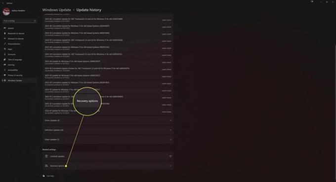 Oppdateringshistorikk for Windows 11 med gjenopprettingsalternativer uthevet