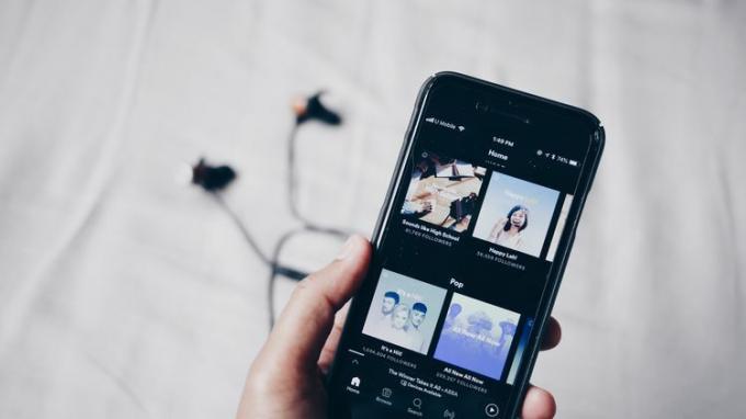 Spotify を開いた状態でスマートフォンを保持する