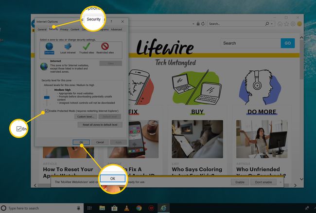 Картица Безбедност, дугме Омогући заштићени режим и дугме У реду у прозору Интернет опције Виндовс 10 Интернет Екплорер-а