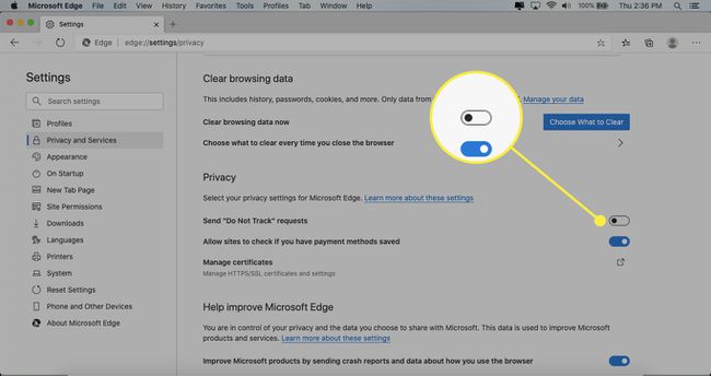 Ustawienia prywatności Edge z podświetlonym przełącznikiem Nie śledź