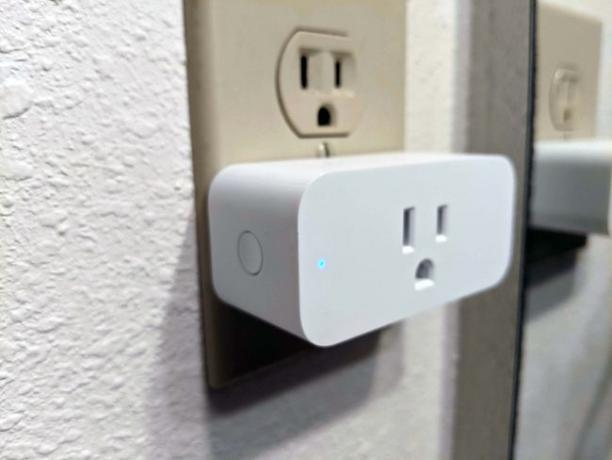 En Amazon Smart Plug med en blinkande blå LED som indikerar att den har återställts.