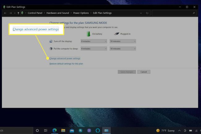 Menu Plan zasilania systemu Windows 10 z podświetloną opcją Zmień zaawansowane ustawienia zasilania