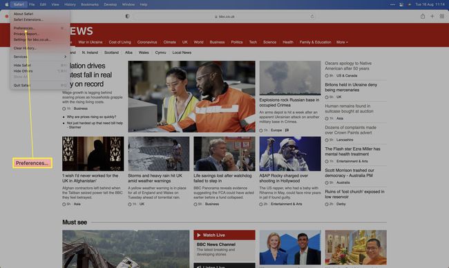 Safari على Mac مع تمييز التفضيلات على شريط القائمة.