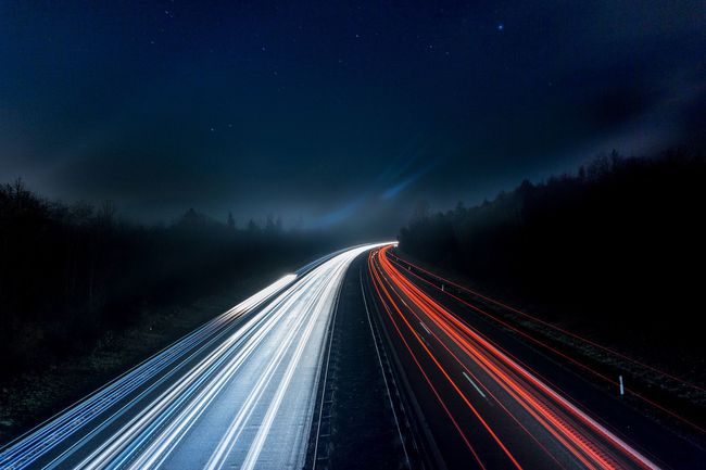 Luces de la carretera por la noche