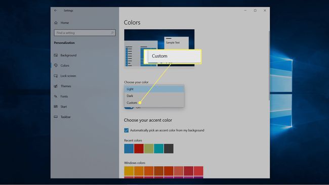 색상 선택 Windows 개인 설정 드롭다운 상자에서 사용자 지정이 강조 표시됩니다.