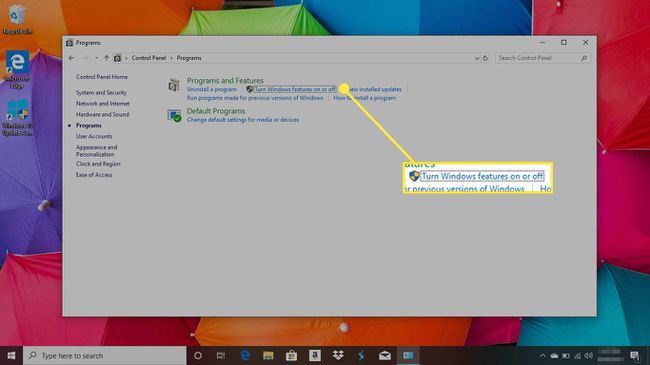 Sección de programas del Panel de control en Windows 10 con la opción " Activar o desactivar las funciones de Windows" resaltada